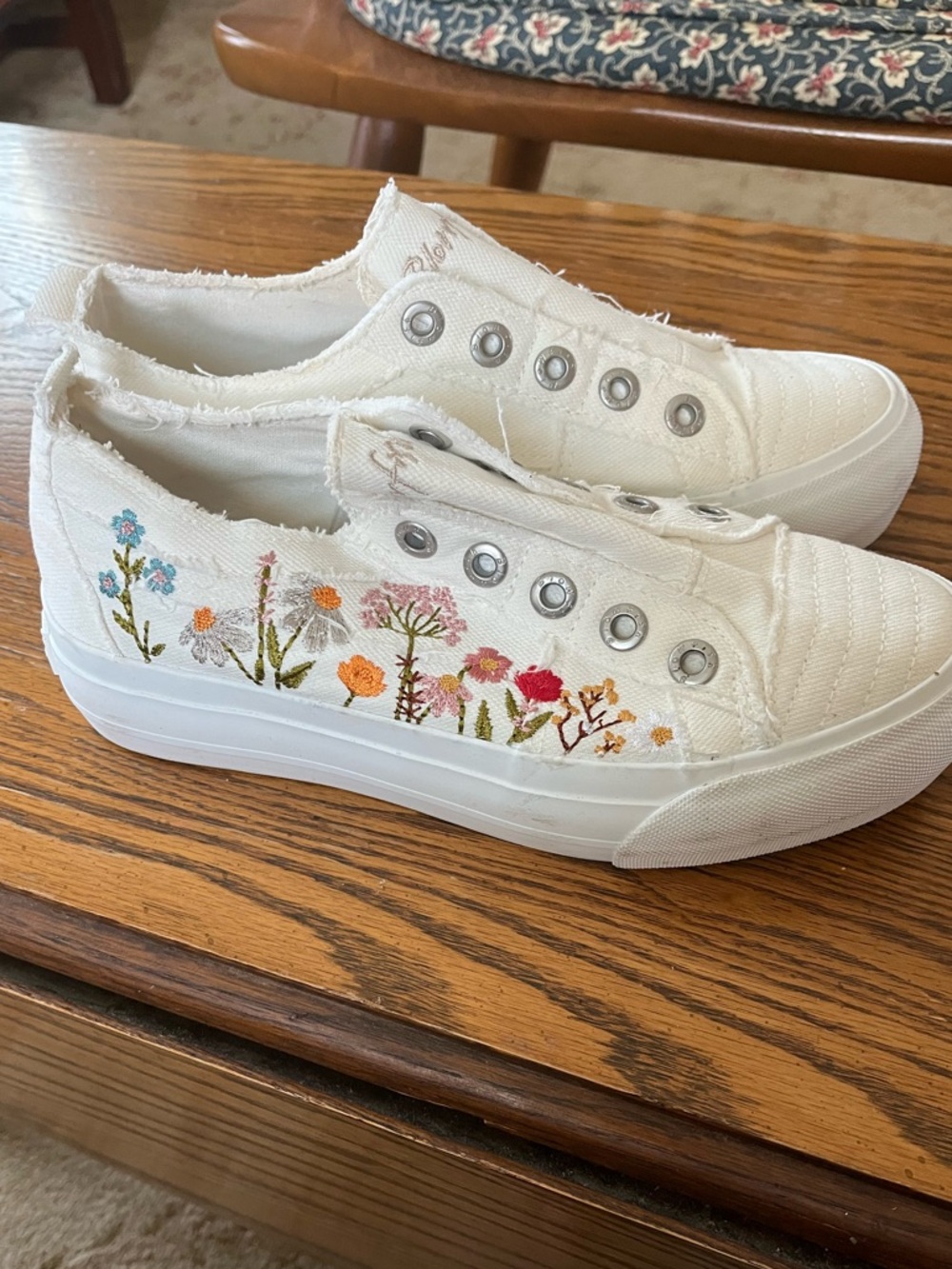 Blowfish Women's Vivid Lace Up Sneaker in White Floral sz 7 VG condition $70R - Picture 7 of 12